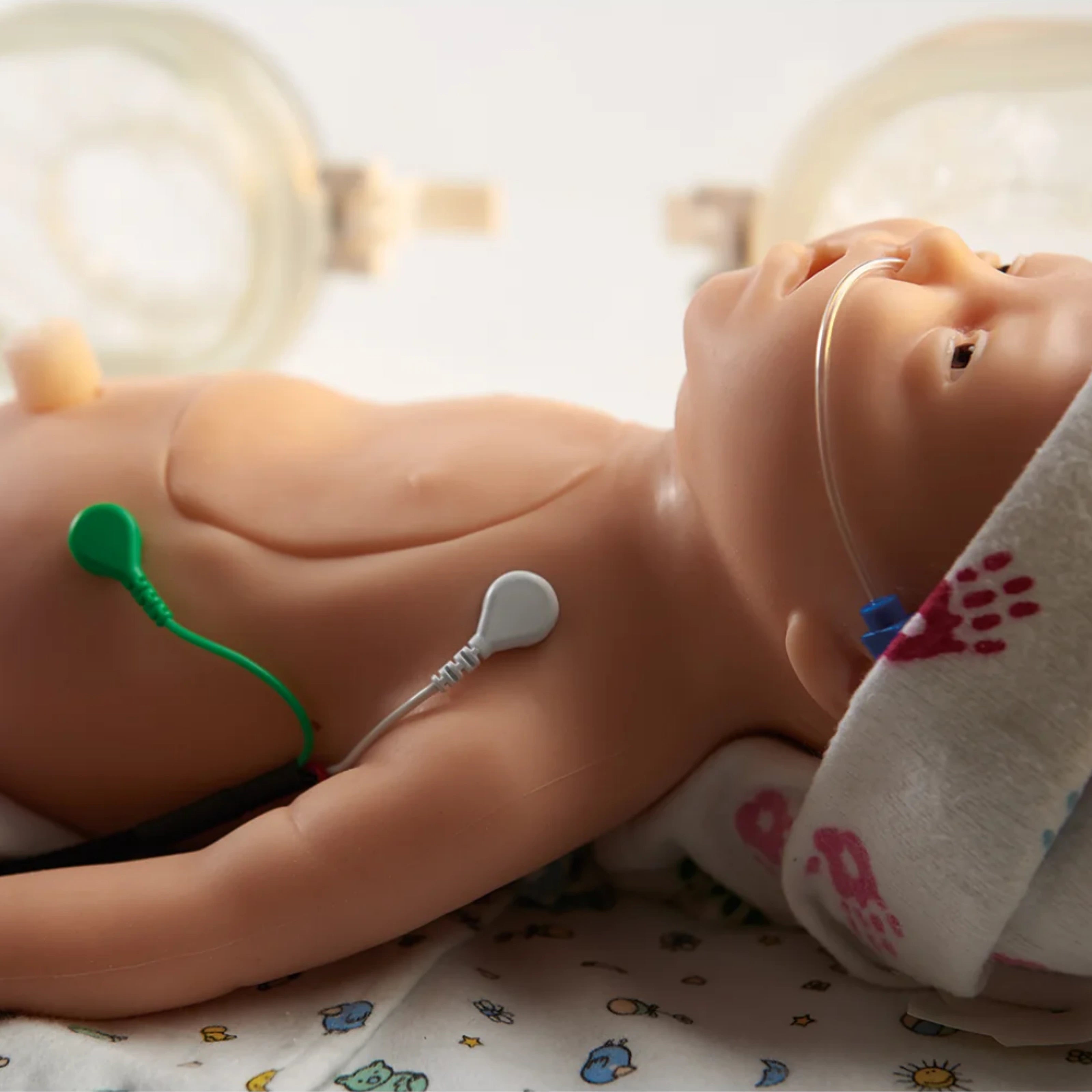 Simulador de Reanimación Neonatal CHARLIE con Simulador de ECG Interactivo